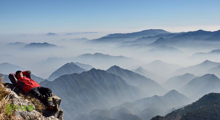 安徽清凉峰自然保护区境内层峦叠嶂,群峰争奇,沟谷纵横,树林茂密,人